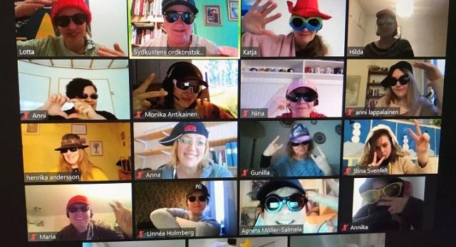 Utbildningen genomfördes på distans, på skärmdumpen är deltagarna iklädda solglasögon och keps för fiskpinne-rap.