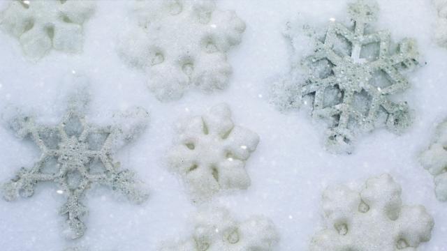 Stjärnor av snö på ett snötäcke.