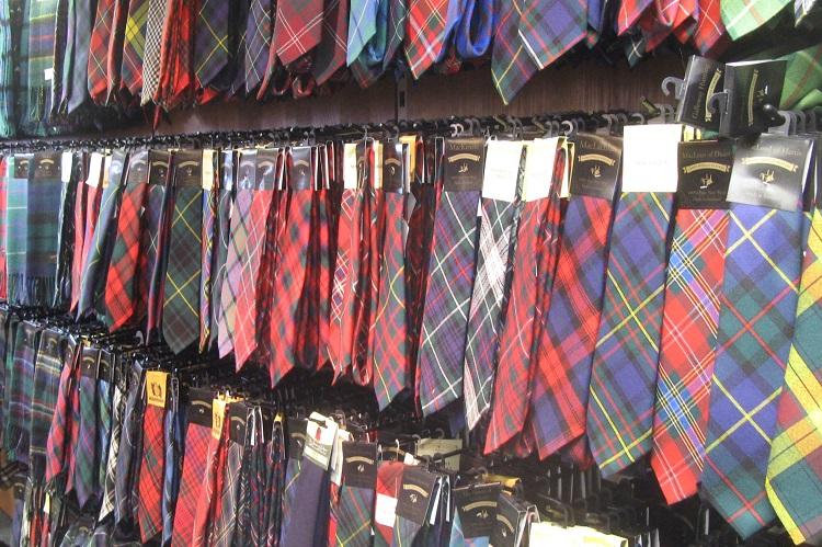 Lång rad med slipsar i olika (skotska) mönster.
