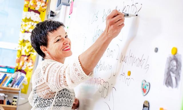 Skrivpedagog Annette Kronholm öppnar texten. Hon jobbar ofta stöttande på tavlan med pennor i olika färger. Foto: Jonas Brunnström/HSS-media
